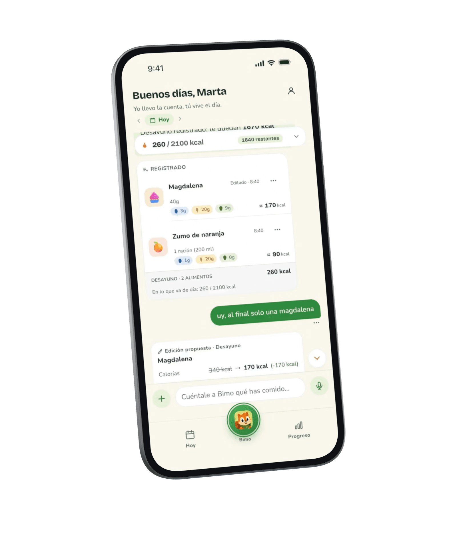 El chat tras la corrección: el desayuno registrado muestra ahora una magdalena, una ración de 40 g, con unas 170 kcal, marcada como estimación, y el día en 260 de 2100 kcal.